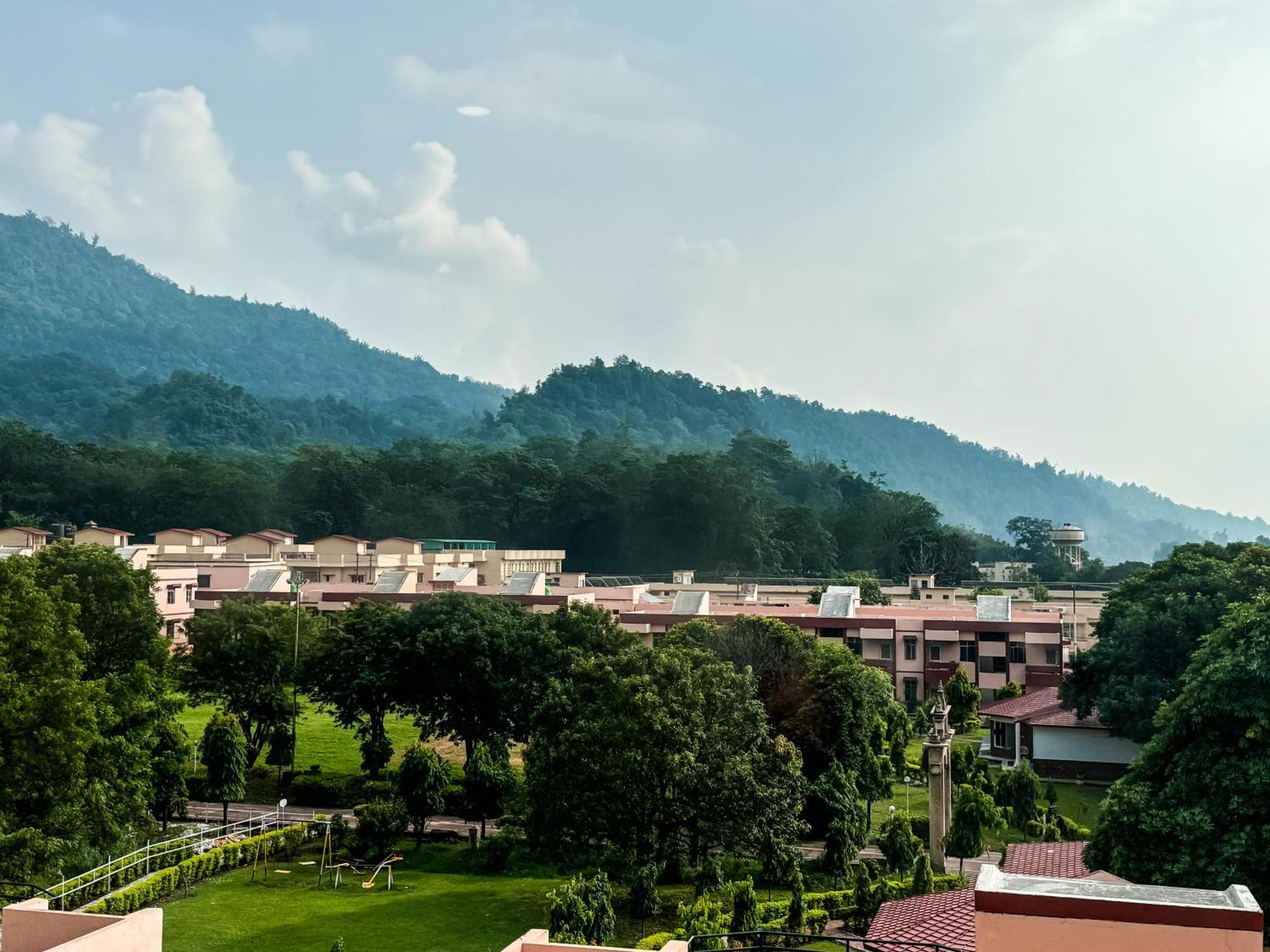 Hotel Nirvana Bliss, Behind Parmarth Niketan Rishīkesh 外观 照片